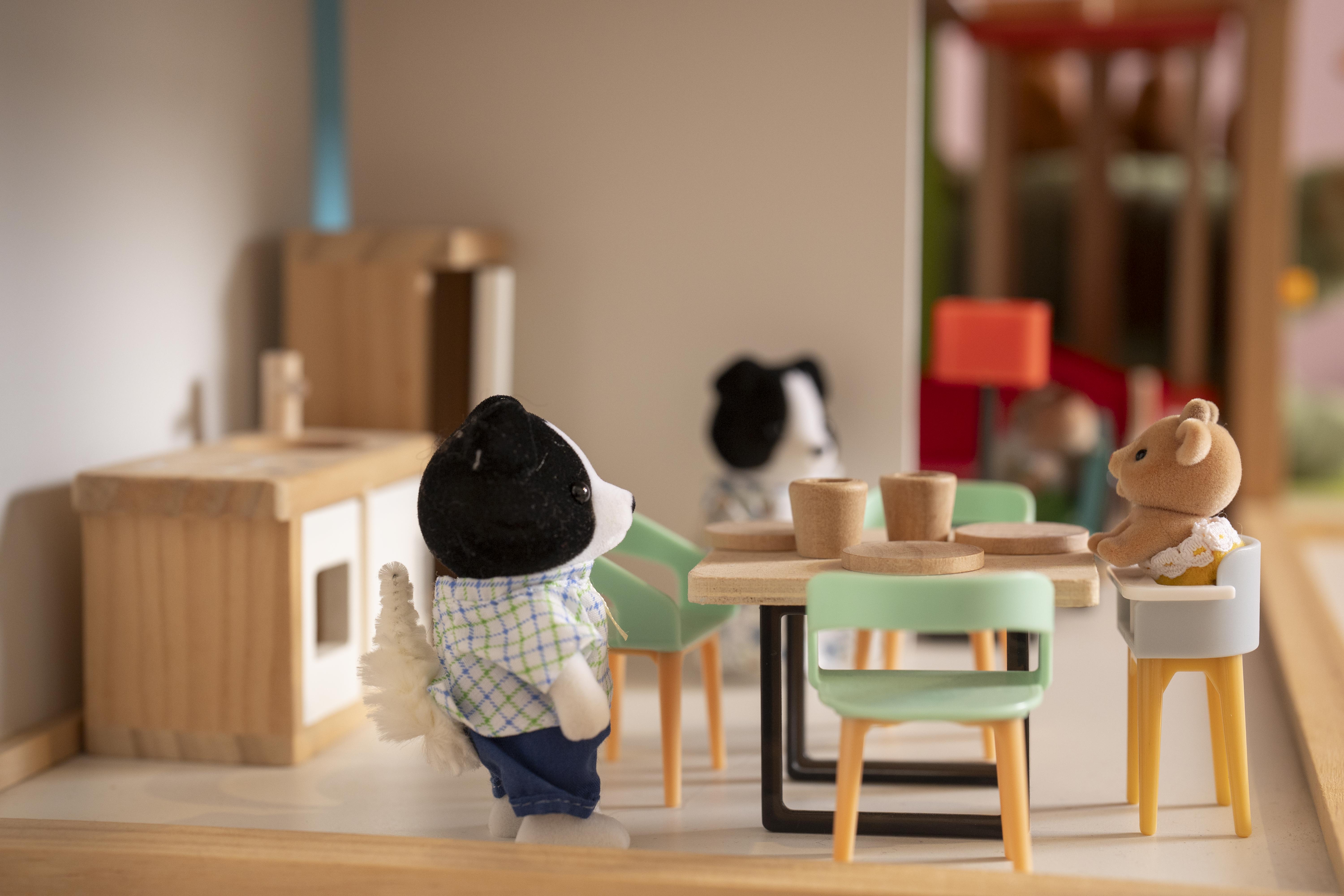 Speelgoedpoppetjes in een miniatuur keuken in de praktijk