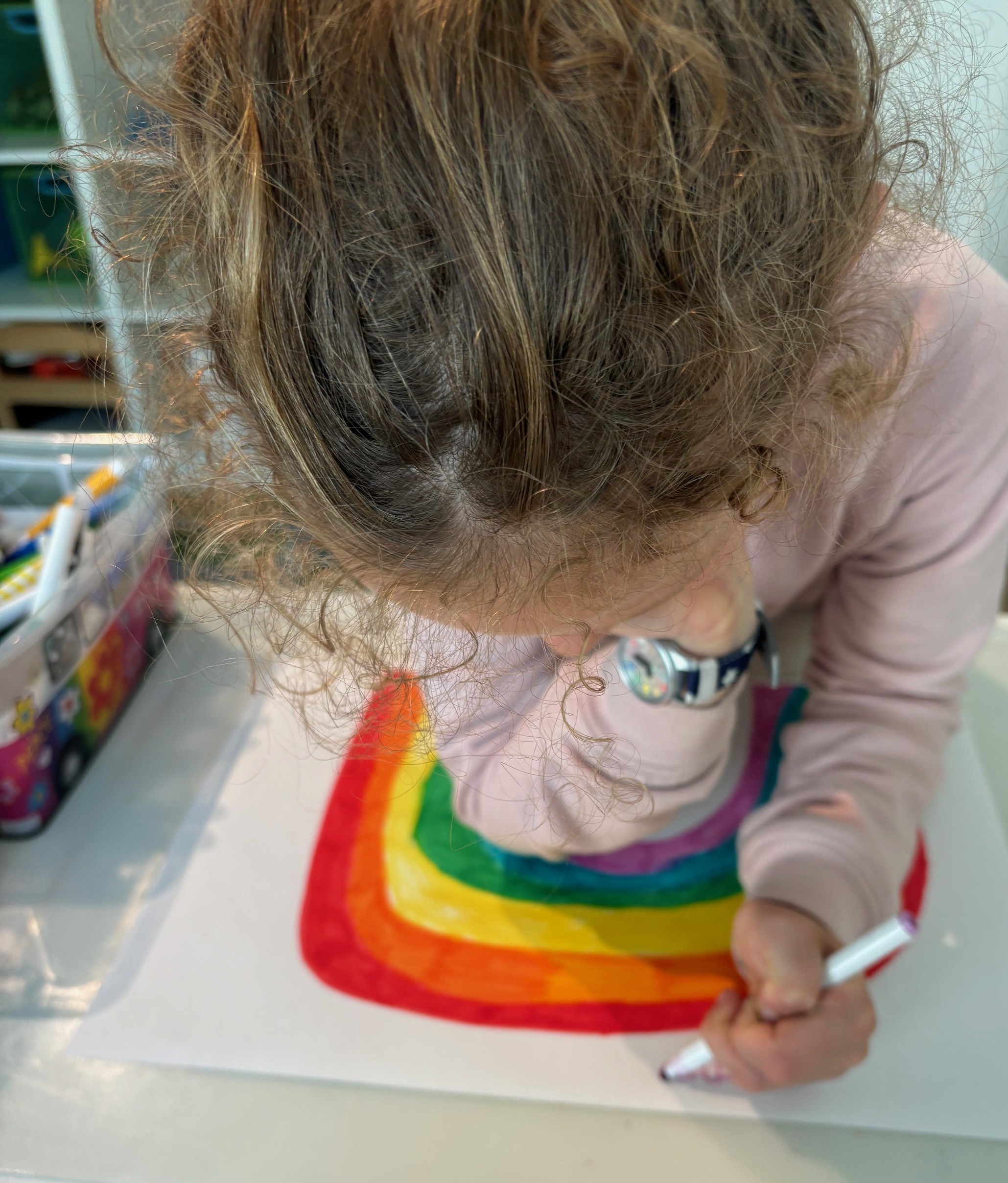 Kind dat een regenboog tekent tijdens een sessie