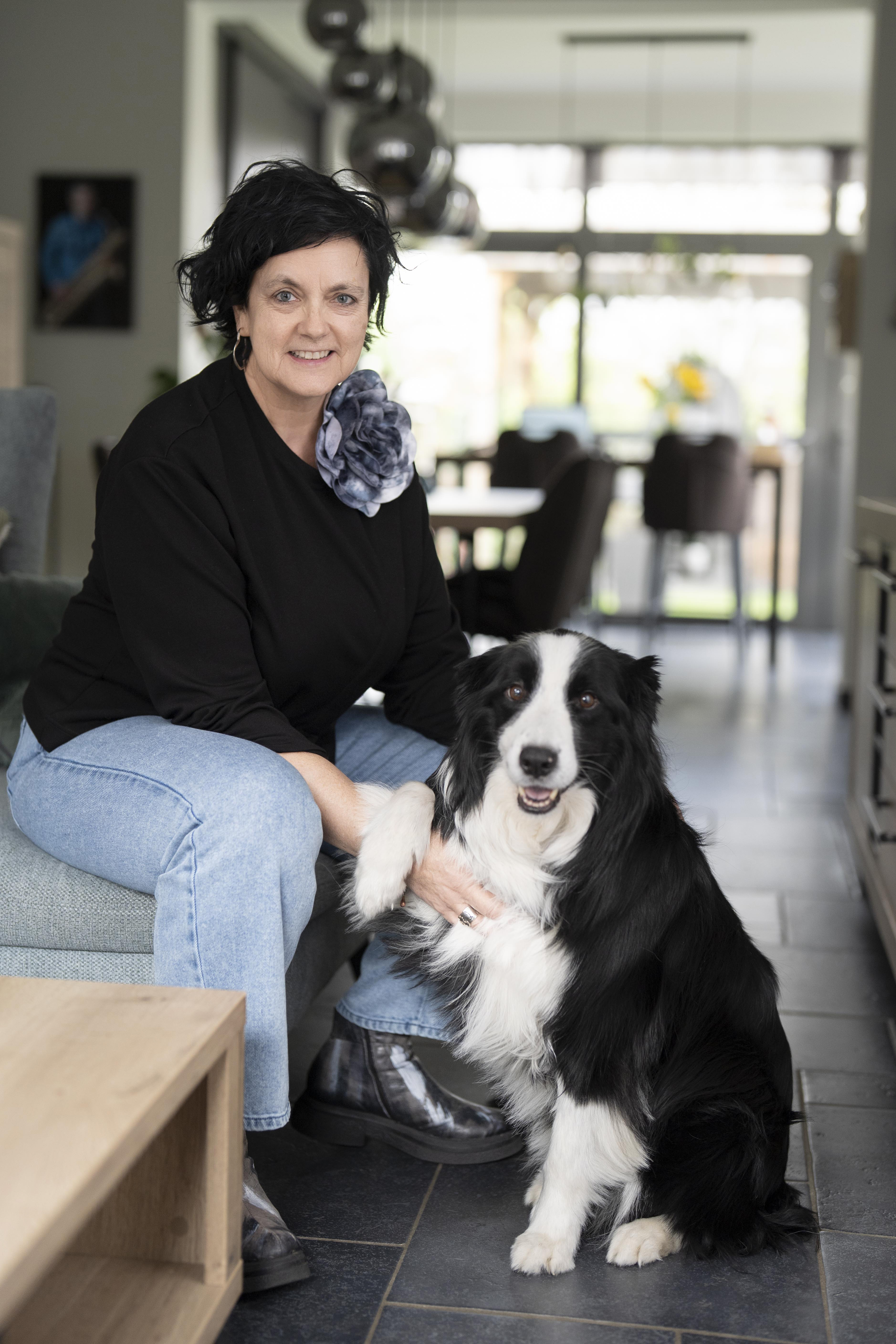 Leen Campi met therapiehond Fidel