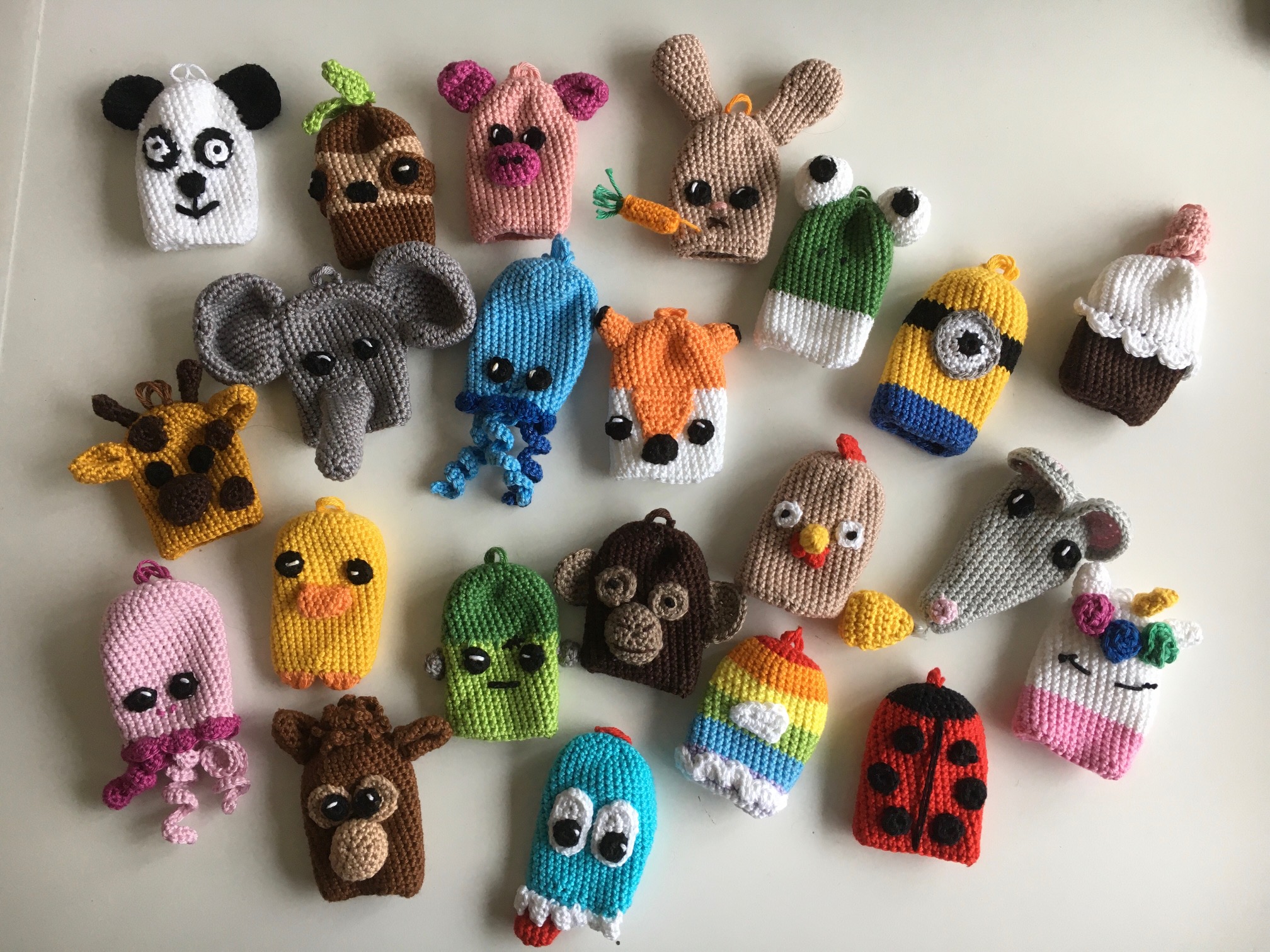 Collectie gehaakte mini-poppetjes met verschillende gezichtjes
