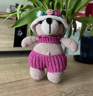 Gehaakt katje met bloemenkrans