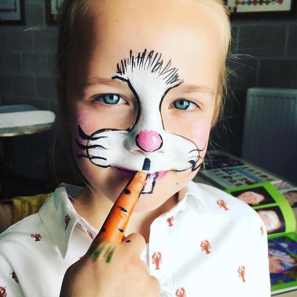 Kind met konijn schmink