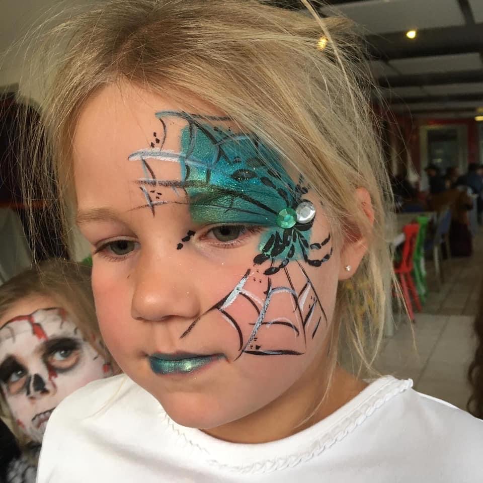 Kind met glitter insect schmink