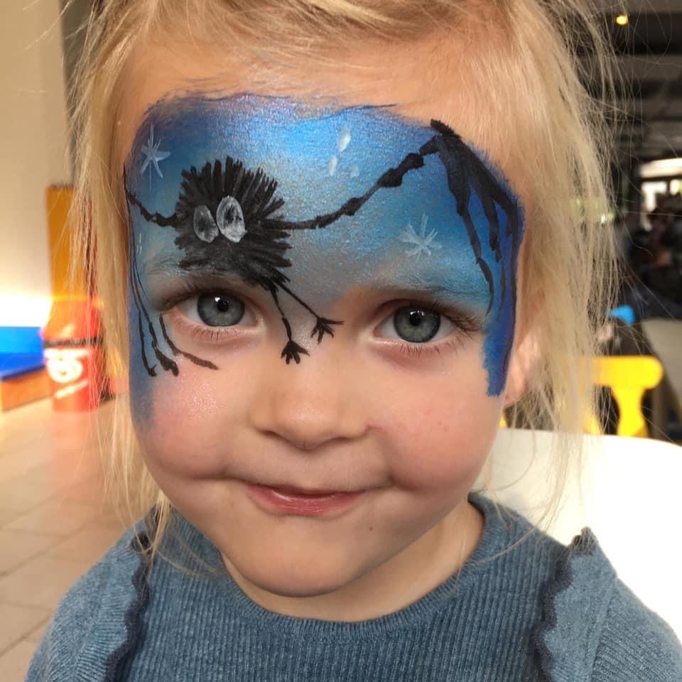Klein kind met vogel schmink in blauwe tinten
